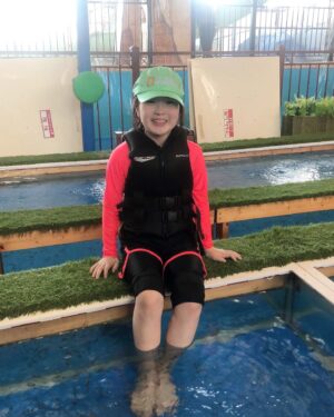 Shim Hye-yeon Instagram - #어제
여름때 못쓴 신랑휴가~ 
뛰엄뛰엄 오디션도 있고ㅡㅡ
빠지면 안되는 학원도 있고ㅡㅡ
가까운 워터파크 다녀왔어요~
그나마 사람들이 없어서 👍👍

놀이기구 대기없어서 연속으로 세네번
타더니 실증내는 아이들😵
저는 컨디션이 안좋아서 스파에
몸만 담궜는데.... 발도 움직이지 않았는데..
물속에만 있어도 소화가 잘되는건지~
미친 소화력~~~ 먹기만 하고 왔어요🥴

학교도 안가고~ 학원도 안가고~
간만에 노느라 저세상텐션인 아들과 딸~
아들녀석 학원빠져서 제 마음이 많이
불편~불편하지만~~~
오늘은 에버랜드 고고 합니다~😍
#아역 #아역배우 #키즈모델 #광고모델