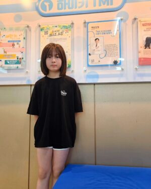 Shim Hye-yeon Instagram - 작년겨울에 12살 생일때까지
150cm 되면 생파 거하게 해주고
아이폰 사주고 이거저거 공수표를 날렸드랬쥬😆

매달 1cm씩 크는거 보면서
아주 쪼끔씩 애미는 움찔하기도 했었는데요~~
이번달 키는 저번달과 비슷한 키🤔🤔

매달 키 크면서 애미가 움찔하는게 낫겠어~~~

분기별로 검사하는 사춘기호르몬 수치가
또래들 평균수치로 되어 감사했는데
사춘기증후때문에 약추가를 해주신다고하셨어요~
더더더 감사합니다~♡ @highki_1992

쓴데 더 써질꺼라고 들으니 잔뜩 긴장한 혜연이~~
그래도 챙겨주면 마다않고 잘먹겠다는~
담달에 못큰거까지 2cm 
쑤~~~욱 커있기를~~
#줄넘기학원 회차 늘리자~~~😆😆
.
.
.
.
.
.
.
.
.
.
#힌이키한의원 #아역 #아역배우 #초등학생 #일상