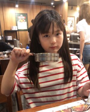 Shim Hye-yeon Instagram - 여기만 오면 위가 작아져요😅
욕심으로 한냄비 가득채우면 큰일나는곳~
서로서로 더 먹으라고 챙겨주게 되는 곳~ 
식탐있는 혜연이도 젖가락 놓는 곳~ 
맛은 있는데 많이 못먹는 희안한 곳~
🥲🥲🥲

아들은 1년후에 오자고~🤭🤭 

어제 이른 저녁으로 먹고
동네 한바퀴 돌았는데도
아직도 배가 불려요~~
.
.
.
.
.
.
.
.
.
.
.
#아역 #아역배우