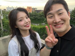 Shin Ga-eun Instagram - ⠀
⠀
항상 즐거운 다우소 촬영장🥹
시간이 너무 부족해yo…
오래오래 갑시댜 ☀️🌿
민우오빠 소원 들어주기 완.ㅋㅋㅋㅋㅋㅋㅋㅋㅋㅋㅋ