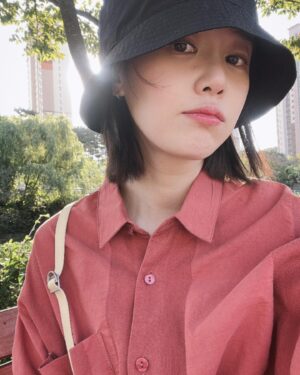 Shin Go-eun Instagram - 잘모르는 동네와서 절대 산책하지마세요.

라떼한잔 먹고싶었을뿐인데 왜두시간이 걸렸지 땅콩이도 나도 퀭한오늘. 🐾

#갈땐가더라도올땐어찌오냐 
#땅콩이는직진남