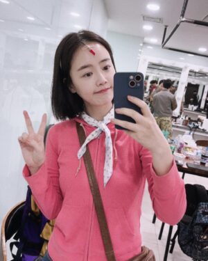 Shin Go-eun Instagram - 후
단발머리 나영이 이번투어 너무 
두근두근 도키도키 행복했다💕

#신나영
#뮤지컬빨래