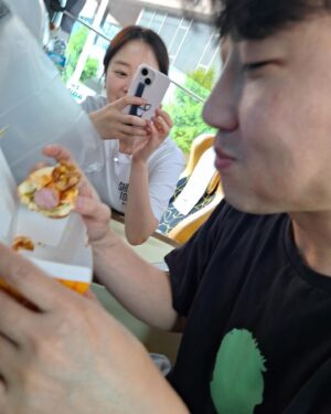 Shin Go-eun Instagram - 우여곡절 많았던 이번공연.
하지만!
그만큼 더 행복했던 전주빨래!
다들고생많았어요!

알랍💕