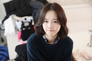 Shin Go-eun Instagram - 유진이가 왕대빵 카메라 가지고와서 사진찍어준날.
치마입어야하는데 십년만에 무릎보여야해서
아주 당황한날.
도곤도곤 했던날.