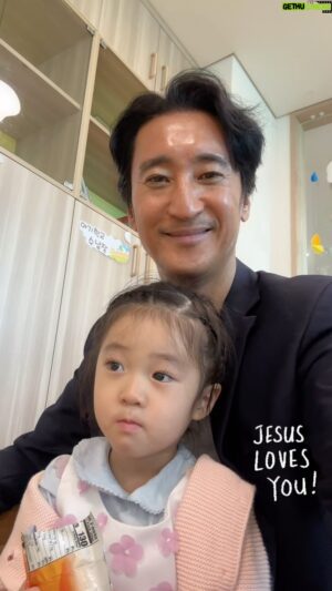 Shin Hyun-jun Instagram - 사랑히는 민서야 생일 축하해 🎂
민서랑 예배 드릴때 아빠는 너무 행복해❤️🧡💛💚💜

여호와는 나의 목자시니 내가 부족함이 없으리로다
(시편23:1)
The LORD is my shepherd; I shall not want.
(Psalm)

#Happybirthday 🌈
#jesuslovesyou #thankyoyjesus
#기도하는아빠🙏🏼