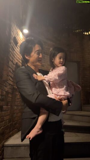 Shin Hyun-jun Instagram - 아빠가 녹는다 녹아🩷
#사랑받는아빠 #퇴근이즐거운이유😍 
#thankyoujesus #jesuslovesyou