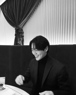 Shin Jae-ha Instagram - 원래 보조개가 있었나..?
