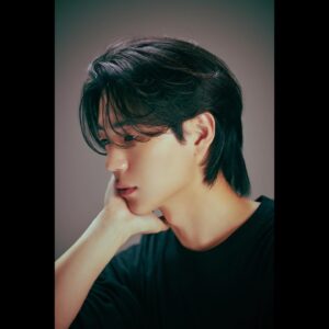 Shin Jae-ha Instagram - 잘가 긴 머리 또 만나👋🏻

Photo: @semaz__  김태구
Hair: @gguminmin 이민
Makeup: @leeseul_e 이이슬