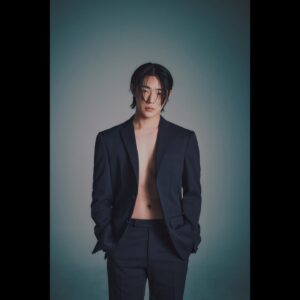 Shin Jae-ha Instagram - 잘가 긴 머리 또 만나👋🏻

Photo: @semaz__  김태구
Hair: @gguminmin 이민
Makeup: @leeseul_e 이이슬