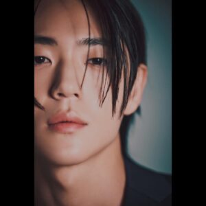 Shin Jae-ha Instagram - 잘가 긴 머리 또 만나👋🏻

Photo: @semaz__  김태구
Hair: @gguminmin 이민
Makeup: @leeseul_e 이이슬