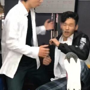 Shin Jae-hwi Instagram - 악역에 충실하려 했으나 쉽지 않다 

촬영자 현주 

#nexflix #지금우리학교는