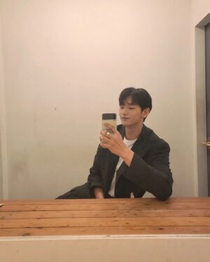 Shin Jae-hwi Instagram - 🙂🙃