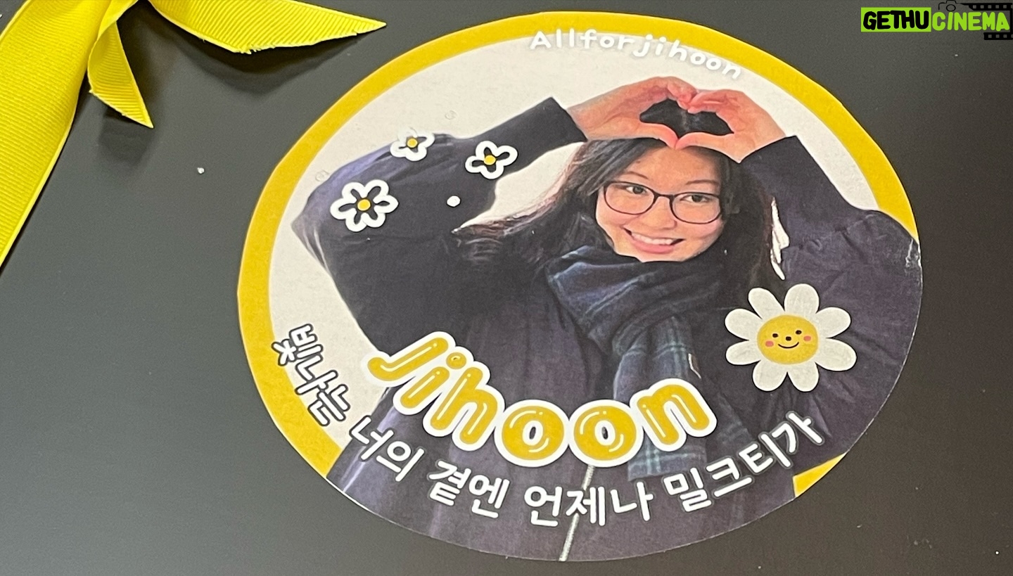 Shin Ji-hoon - 6.3K Likes - 이제 보내줘야 할 때가 또 온 거죠?
저에겐 공연 내내 사부작사부작 맘속에서 피어난 것들이 많았던 아주 의미 있는 시간이었어요.
저의 뜻깊은 시간을 목격해 주셔서 정말정말 감사합니다!
퇴근길까지 남아주신 분들, 더 한 분, 한 분 붙잡고 인사하지 못해서 아쉬웠어요. 사실 첫날 급히 자리를 떠나는 저를 느끼셨을지 모르겠어요. 원래 제가 항상 사진도 한 분씩 다 찍고 가는데, 이번에는 그럴 수가 없어서 사진도 싸인도 없는 퇴근길이 어떤 건지 잘 몰라 머리가 하얘진 채로 죄인처럼 떠나갔답니다..
그럼에도 편지와 선물을 제게 쥐어주셔서 감사했습니다! 이 따수운 사람들
아- 또 언제 여러분을 보려나요.
이번 6월 같은 날을 또 마주하기 위해서 열심히 달려야겠습니다. 좋은 날에 다시 만나요!🫶