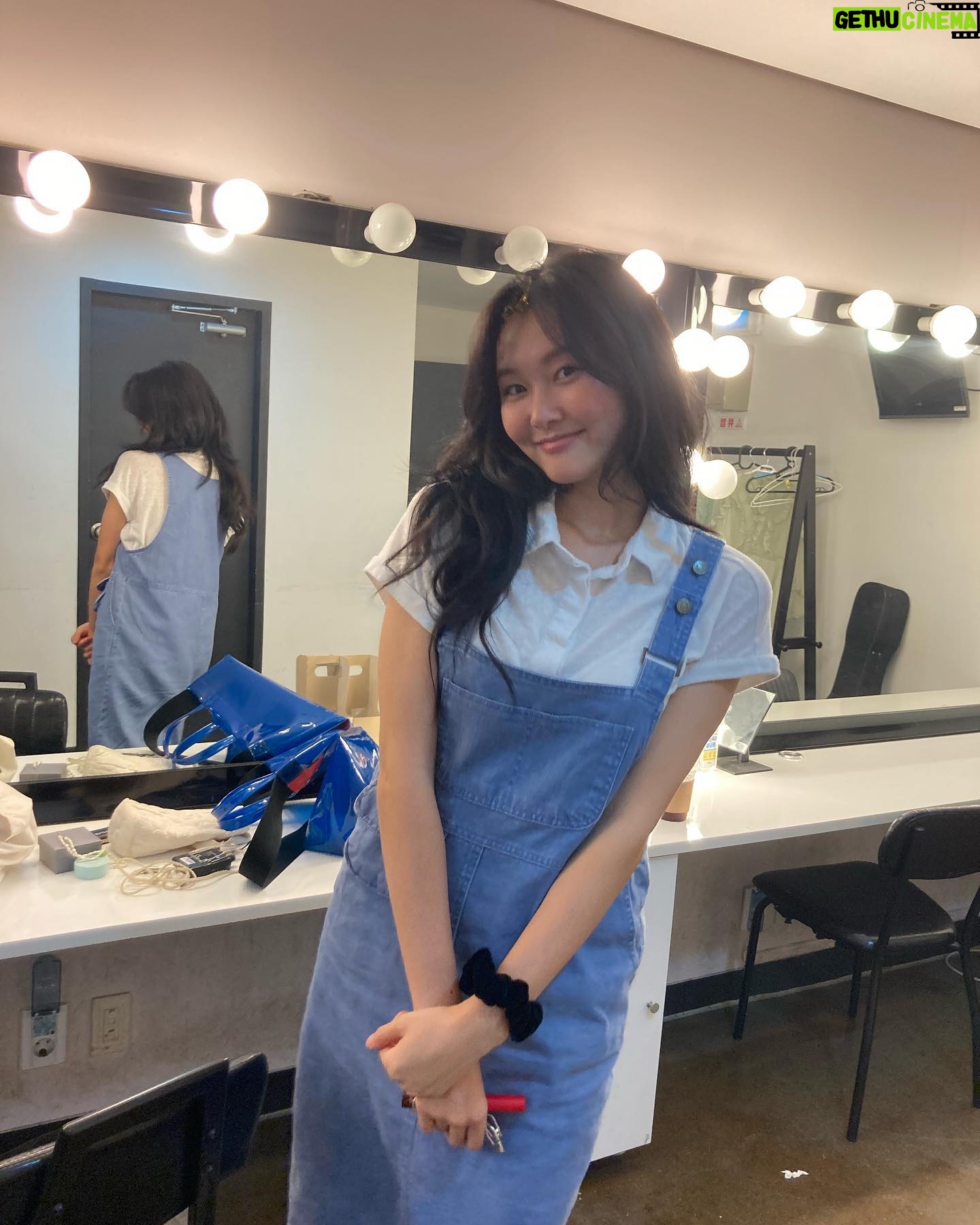 Shin Ji-hoon - 2.8K Likes - 느즈막이 올려보는 1주차 공연 후기.
버거운 일도 있었으나 많이 배워냈고, 오랜 마음의 짐 하나가 홀가분해진 소중한 첫 주였다.
가까이에서 서로 웃는 얼굴 바라보며 노래하는 게 참 즐거웠다.
2주차엔 더 좋은 모습으로 준비해 갈게요!
환영합니다 2주차 여러분!🙌