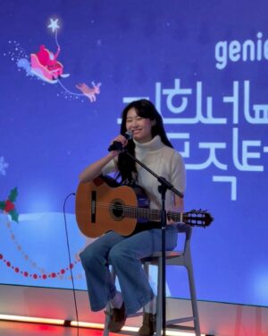 Shin Ji-hoon Instagram - 어제 갑작스레 찾아온 추위와 함께 겨울동화가 발매되었어요!
발매와 함께 진희네 뮤직테라스도 다녀왔구요. (영상은 곧 올라갈 예정이라고 하네요!)

이 노랠 보내주는 제 마음은 이번에도 홀가분하면서 섭섭하지만, 바로 있을 연말 공연 덕분에 아쉬운 맘을 달랠 수 있을 것 같아요.

유독 이번 자작곡은 하고싶은 뒷이야기가 많은 것같이 느껴져서요, 공연 때 잡담이 늘더라도 이해해주세요ㅎㅎ

겨울동화가 펴질 수 있게 온힘으로 도와준 분들께 감사합니다! 특히 노래를 더 멋지게 편곡해준 권박사에게 너무나 감사합니다!!

☃️

Music Producer 신지훈, 권지수

Lyrics by 신지훈
Composed by 신지훈
Arranged by 권지수

Vocal by 신지훈
Chorus by 신지훈

Drums by 장동진
Bass by 안병철
Piano by 권지수
Guitar by 정소리

Midi Programmed by 권지수

String Arranged by 권지수
String Performed by 융스트링 

Recorded by 이평욱 @Dream Factory Studio, 이찬미 @Seoul Recording Studio
Mixed by 김영식 @엠크리사운드
Mastered by 권남우 @821 Sounds

Profile Photographer 김채무
English Translator 전제니

Film
Director / Hwangtoe 
Assistant of Director / Wood, Cheapen Lee, Chengbin Lee
Producer / Jiwon Choi

D.O.P / Hwangtoe
Stylist / Yunju Ju
Art Director / Daeheum Han
Make up & Hair / Ryuna

Graphic Design / Gunjoo Lee