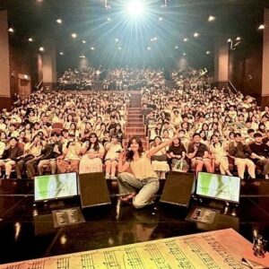 Shin Ji-hoon Instagram - 이제 보내줘야 할 때가 또 온 거죠?
저에겐 공연 내내 사부작사부작 맘속에서 피어난 것들이 많았던 아주 의미 있는 시간이었어요.
저의 뜻깊은 시간을 목격해 주셔서 정말정말 감사합니다!

퇴근길까지 남아주신 분들, 더 한 분, 한 분 붙잡고 인사하지 못해서 아쉬웠어요. 사실 첫날 급히 자리를 떠나는 저를 느끼셨을지 모르겠어요. 원래 제가 항상 사진도 한 분씩 다 찍고 가는데, 이번에는 그럴 수가 없어서 사진도 싸인도 없는 퇴근길이 어떤 건지 잘 몰라 머리가 하얘진 채로 죄인처럼 떠나갔답니다..
그럼에도 편지와 선물을 제게 쥐어주셔서 감사했습니다! 이 따수운 사람들

아- 또 언제 여러분을 보려나요.
이번 6월 같은 날을 또 마주하기 위해서 열심히 달려야겠습니다. 좋은 날에 다시 만나요!🫶