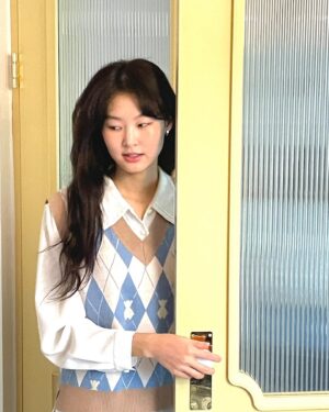 Shin Ji-hoon Instagram - 어제 1일차 공연에 와주신 분들 정말 감사합니다!
아직 하루가 더 남아서 소감은 이르지만 고마움을 얼른 전하고 싶어서 리허설 가는 길에 글을 남겨요
먼 곳에서 오신 분들 밤 늦은 시간에 잘 들어가셨는지 걱정되네요
추운 날 먼 걸음 해주시고 함께 울고 웃어주셔서 정말 감사해요!

(이번 공연 인사영상을 위해 숲에서 선물해준 따스운 조끼 사진이에요☺️)