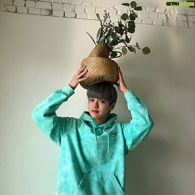 Shin Won-ho - 68.8K Likes - 사진 선물 도착했어요-2-