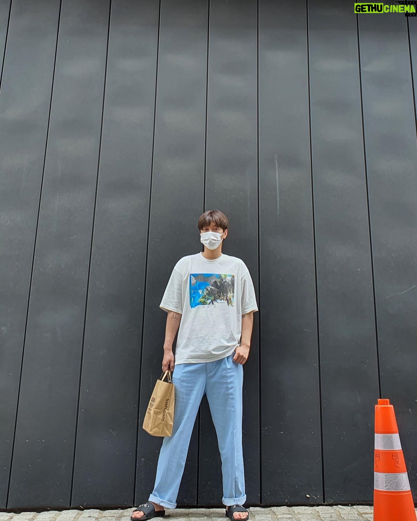 Shin Won-ho - 111.1K Likes - 덥다