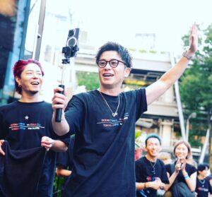Shingo Fujimori Instagram - OCEAN TOKYO 10周年おめでとうございます！！10周年を記念して渋谷にどデカいトレーラーを持ってきて、無料でお客さんを時間の許す限りカットしまくるというヤバいことしてました！さすが👍感謝の仕方がカッコいい！
素敵なタイミングにお招きいただきありがとうございました！
楽しかったー！！
@oceantokyonet
@takagi_ocean