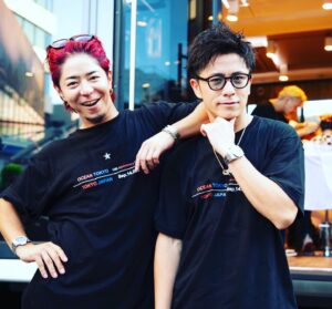 Shingo Fujimori Instagram - OCEAN TOKYO 10周年おめでとうございます！！10周年を記念して渋谷にどデカいトレーラーを持ってきて、無料でお客さんを時間の許す限りカットしまくるというヤバいことしてました！さすが👍感謝の仕方がカッコいい！
素敵なタイミングにお招きいただきありがとうございました！
楽しかったー！！
@oceantokyonet
@takagi_ocean