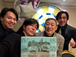 Shinji Takeda Instagram - 2024.1.14.数々の名作を世に送り出してきた作詞家で戯曲家、作曲家、詩人である#森雪之丞 先生の古希を #岸谷五朗 さん、#中川晃教 さんらと共にお祝いさせて頂きました🎂 
2013年が初演のミュージカル『#ソングライターズ』での出会いは、僕の人生に起きた奇跡！ それこそ雪之丞先生の作詞作品にどれだけ励まされたことか‼︎ 先生のクリエイティブに感謝です！ これからもカッコイイ大人のお手本でいて下さい⚡️
誕生日当日14日には先生初の自選詩集「#感情の配線」を上梓されました📖 さっそくゲット！サインありがとうございます☆ しばらく浸ります^_^ #武田真治