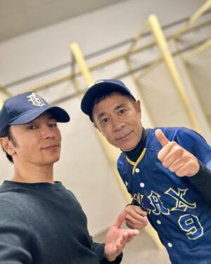 Shinji Takeda Instagram - 2023.12.30.テレビ東京にて『#芸能界オールスター草野球2023 』に出演させて頂きました📺 野球はほとんどやったことなかったのですが、今年WBCをテレビで観て「やってみたいなぁ~」って思っていたところに#岡村隆史 さんからの誘いかあり挑戦することができました⚾️ 10日前からキャッチボールとバッティングセンターに通い、本番ではツーベースヒットを打つことができました❗️結果チームは負けちゃったけど、野球って楽しいですねー‼️また来年も参加したいなー٩(^‿^)۶
撤収の早い濱口優兄さんとは写真撮れなかったのが残念でしたが、岡村さんとは同じタクシーで帰りました^_^
始球式にダッシュマンリレーに代走にと大活躍だった#宮城弥生 さんは、WBCでも登板したオリックス・バッファローズの宮城大弥投手の妹さんで同じホリプロ所属なんです☆ 皆さん応援よろしくお願いします‼︎ #武田真治