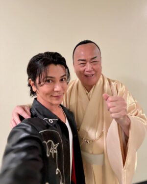 Shinji Takeda Instagram - 2024.7.9.NHK『#うたコン』にて、ふるさと北海道の大先輩#細川たかし さんと「#ジュリアに傷心」をサックス演奏させて頂きました🎷　突き抜ける歌声とはまさに細川さんのお声！　ご一緒できて光栄です(≧∀≦)
独特の唄声#真田ナオキ さんの「#246」では標識に見立てた大うちわを担当させて頂きました🪭
中学校の修学旅行の時、皆んなで唄った#渡辺美里 さんの「My Revolution」を生で聴けて胸アツでした😭　
#MINMI さんの「シャナナ」はいつ聴いてもブチ上がります⚡️
#新妻聖子 さんの「Dynamite」カッコ良かったですね！　
#丘みどり さんの唄声、響きましたー(*´꒳`*)
イケメン集団#INI さん達と写真撮ったら僕だけピンボケなのなんで⁈ CDありがと💿
タイミング合わず写真撮れなかったかたもいますが、生放送生演奏の現場は本当に楽しいなー⤴︎⤴︎⤴︎
スタッフの皆さんお見事っ🎉 お疲れ様でした‼︎‼︎
衣装は大好きなブランド#ROLL のレザージャケット♪ 
#武田真治