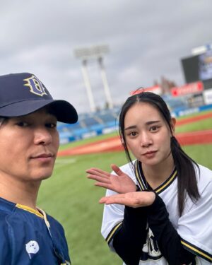 Shinji Takeda Instagram - 2023.12.30.テレビ東京にて『#芸能界オールスター草野球2023 』に出演させて頂きました📺 野球はほとんどやったことなかったのですが、今年WBCをテレビで観て「やってみたいなぁ~」って思っていたところに#岡村隆史 さんからの誘いかあり挑戦することができました⚾️ 10日前からキャッチボールとバッティングセンターに通い、本番ではツーベースヒットを打つことができました❗️結果チームは負けちゃったけど、野球って楽しいですねー‼️また来年も参加したいなー٩(^‿^)۶
撤収の早い濱口優兄さんとは写真撮れなかったのが残念でしたが、岡村さんとは同じタクシーで帰りました^_^
始球式にダッシュマンリレーに代走にと大活躍だった#宮城弥生 さんは、WBCでも登板したオリックス・バッファローズの宮城大弥投手の妹さんで同じホリプロ所属なんです☆ 皆さん応援よろしくお願いします‼︎ #武田真治