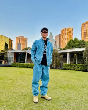 Shinji Takeda Instagram - 2023年　11月なのに温かいですね☀️ ジージャンや革ジャンが長く着れて嬉しいなぁ(^^) こんな季節にちょうどいいデニムのセットアップは HARD BIRDの新作👖 珍しくオーバーサイズ⤴︎ オーバーサイズって一度着るとハマるなぁ☆ #HardBird #FlatHead #赤ミミ #DjDragon #武田真治