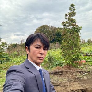 Shinji Takeda Instagram - 2024.1.4. テレビ朝日開局65周年記念 #松本清張 二夜連続ドラマプレミアム 第二夜 『#ガラスの城』に出演させて頂きました。
独特のタッチで描かれた見応えのある作品に参加できて嬉しかったです☆ 皆様お楽しみ頂けましたか？ 
#修禅寺 や#新井旅館 など趣のあるロケ地での一コマをここに📸 
ラストシーンが実際の僕のクランクアップでした🎬 最終日はセリフが膨大だったので、終わってホッとしました♨️ 
ご覧頂いた皆様ありがとうございました☆ #武田真治