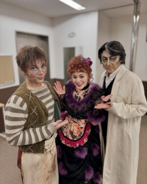 Shinji Takeda Instagram - 2024.4.29.本日、大阪梅田芸術劇場にて、ミュージカル『スウィーニー・トッド~フリート街の悪魔の理髪師~』大千秋楽を迎えることができました🎉　ご観劇ありがとうございました‼︎ 17年前の初演からお世話になっている主演の市村正親さん、大竹しのぶさんと、二幕が始まる直前に写真を撮って頂きました📸 お二人には今回も色々なことを学ばせて頂きました。生涯の師匠です☀️ ありがとうございました！　しばらくスウィーニートッドの余韻に浸ってしまいそう😴　カーテンコール時、ステージ上で撮った写真はまた追ってアップ致しますね♪ 改めまして、劇場にお越し頂いた皆様、遠くから応援して下さっていた皆さん、本当にありがとうございました٩(^‿^)۶ 
#スウィーニートッド #市村正親 さん #大竹しのぶ さん #武田真治