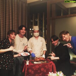 Shintaro Asanuma Instagram - #ヒプマイ9thライブ の「 #お疲れハマ会 」で、DJ U-ICHIさん神尾さん駒ちゃんで中華料理を食べてきました！円卓を囲んで、曲の話、DJの話、カメラの話…たっくさん話して、たっくさん食べて。バカンスを楽しむスカーフェイスのようなパラダイスでした。

駒ちゃんは大学相撲部のような食べっぷりでした。

#djuichi #駒田航 #神尾晋一郎
#ヒプノシスマイク #ヒプマイ
#ヨコハマディビジョン #MTC
#madtriggercrew #ハオノシスマイク
