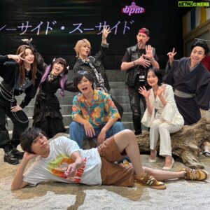 Shintaro Asanuma Instagram - 慣れないアクセと靴と砂浜と変な動きは思いのほか身体に蓄積していたようで、舞台が終わって泥のように寝て、昼過ぎに両足がつって悶絶しながら起きました。両足て。荒い砂による擦り傷と、金属アレルギーによる発疹は、もはやあの作品をやったからこその勲章みたいなものだと思ってます。

すっかりお久しぶりになっちゃいました。昨日、一年半ぶりのbpm本公演「シーサイド・スーサイド」がおかげさまで幕を閉じました。客席がなかなか埋まらないとされる昨今、当日券すら出せないほど満席の公演がいくつもありました。ご来場くださいましたたくさんのお客様、本当に本当にありがとうございます。「行けない」を伝えないでくださった方、お気遣い感謝します。

のづこと野津山幸宏くん。初舞台らしからぬ堂々とした振る舞い。最高の座長でした。ありがとう。生駒ちゃん。孤独な役にまっすぐぶつかって、芝居を、座組を心から楽しんでくれました。それが嬉しくて、スタッフもキャストも、みーんな生駒ちゃんTシャツ着てました。ありがとう。カレンちゃん。圧倒的な存在感と安定感。それでいてまだまだ昇ろうとする。小屋入りしてからの急成長はもはや孫悟飯でした。ありがとう。ケンちゃんことケント・フリックさん。あなたがいてくれたから、この作品は出来ました。他の誰にも出来ない、これ以上ない当て書きです。ハイセンよろしく、想像を具現化してくれてありがとう。

前説とネタであたためてくださった芸人の皆さん。美術セットの砂や流木、ゴミ・汚し、あのシーンの照明の動き、あのシーンの音の方向やタイミング、映像の細かな変化、衣装・メイクへの細かなオーダー…僕のわがままを叶えようと、最後まで動いてくださったスタッフさん。グッズやチケット、会場の案内や楽屋まわりに携わってくれたスタッフさん。その他、この公演に力を貸してくださった皆さん。本当にありがとうございます。

そして、一番出演したかったろうに、スケジュールの関係でかなわず、それでも僕らを、bpmファンを楽しませようと、劇場に颯爽と現れたメンバー・菊地創。カッコよかったよ。本当にありがとう。楽屋に置いたカンペスケッチブックに残してくれたメッセージ、熱かった。意味はわかんなかったけど。「足をぶっ壊せ」って何？　呪い？

もっともっとたくさんの人に感謝の気持ちを伝えたいけれど、このへんで。来年、この「シースー」と関連のある作品を二本、上演します。その時また、ぜひ逢いに来てください。とりあえず、サウナ行ってきます。

#bpmシースー #野津山幸宏 #生駒里奈
#藍染カレン #ケントフリック