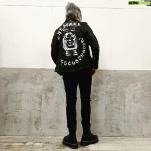 Shintaro Asanuma Instagram - 音を感じさせるグラフィック、オリジナリティに溢れる世界観、そして着心地の良さを追及した独自ファブリックの融合で、東京ファッションシーンに存在感を放っているブランド「 #ONEMADE 」「 #MAXSIX 」「 #MIKIOSUZUKI 」「 #YMADE 」。それらすべてのグラフィックアーティスト兼デザイナー・MIKIO SUZUKIさんが手掛けるイベント「MAXSIX 15th Anniversary 『THE SHOW』が、9月12日（火）に渋谷の「Veats Shibuya」で開催されます。そこで、モデルとしてランウェイを歩かせていただくことになりました！

パーティー形式のイベントで、現行の４ブランドから２本のランウェイショー、イベントオリジナルの映像と音楽をお楽しみいただけるほか、ブランドの歴史やオリジナルグラフィックのポスター展示も行うそうです。

ランウェイショーでは、 #THEORALCIGARETTS の #中西雅哉 さんがドラムを叩かれるとか！とても楽しみです！

東北6県たびBOOK「 #みちのおく 」で「ONEMADE」のコートを着用させてもらっていますが、以前から憧れていたブランドのモデルをやらせていただけるなんて、夢のようです。やっぱり「好き」を想い続けること、言い続けることって大切なんだなぁ。

MIKIOさんは、あんなにロックなデザインからは想像出来ないくらい、とても穏やかであったかい方。「 #ヒプノシスマイク 9th LIVE ≪ZEROOUT≫ 」では、レザージャケットを提供してくださったり、ジャケットやコートにスカルや銃のプリントを施してくださいました。『 #駒田航 の #Komastagram 』でも、シャツを提供してくださっています。それはそれはお世話になりっぱなしなので、ショーではどうにかして恩返ししなくては！

1ドリンクとオリジナルキーホルダーが付いたチケットC（4000円）がただいまイープラスで発売中ですので、最初で最後だろう僕のランウェイ姿、ぜひ応援しに来てください！はっきり言いましょう、とても心細いです！（笑）

https://eplus.jp/sf/detail/3922550001-P0030001