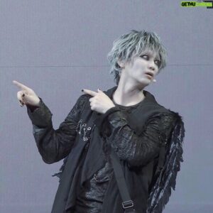 Shintaro Asanuma Instagram - 「AD-LIVE 2023」東京特別公演、無事に終了しました！ご来場くださった皆様、ご視聴くださった皆様、本当にありがとうございました！

15周年記念ということで、今回は4人＋αのアドリブ。駆け引きや探り合いなんかで、ヒリヒリしたアドリブバトルになるかと思いきや、仲の良さや信頼が垣間見える、とても楽しい公演になりました。もちろん、奇跡もたくさん起きました。

僕個人としては。2016年から、ありがたくも何度も出演させていただいてきた中で、一番自由な立ち回りをしたかも知れません。ぶっちゃけ、どんなカッコをするかだけ決めて、本番直前まで何も考えてないノープラン状態で臨んでみました。それが思った以上に楽しかったのは、共演者が彼らだったから、演出部やスタッフさんがあの人たちだったからに他なりません。遊ばせてくださったこと、心から感謝いたします。

アーカイブ配信・特典映像付き配信チケットが販売中です。僕が出演の11日公演は、11/14(火)の21時までが視聴期限になっておりますので、ご覧になるご予定の方はお早めに。

僕なりに15周年をお祝いするセリフを入れ込んでみたりしているので、探してみてください。

#ADLIVE #adlive2023
#梶裕貴 #岡本信彦 #小野賢章
#鈴村健一 #川尻恵太 #ヒロシエリ #足立信彦