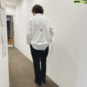 Shintaro Asanuma Instagram - 音を感じさせるグラフィック、オリジナリティに溢れる世界観、そして着心地の良さを追及した独自ファブリックの融合で、東京ファッションシーンに存在感を放っているブランド「 #ONEMADE 」「 #MAXSIX 」「 #MIKIOSUZUKI 」「 #YMADE 」。それらすべてのグラフィックアーティスト兼デザイナー・MIKIO SUZUKIさんが手掛けるイベント「MAXSIX 15th Anniversary 『THE SHOW』が、9月12日（火）に渋谷の「Veats Shibuya」で開催されます。そこで、モデルとしてランウェイを歩かせていただくことになりました！

パーティー形式のイベントで、現行の４ブランドから２本のランウェイショー、イベントオリジナルの映像と音楽をお楽しみいただけるほか、ブランドの歴史やオリジナルグラフィックのポスター展示も行うそうです。

ランウェイショーでは、 #THEORALCIGARETTS の #中西雅哉 さんがドラムを叩かれるとか！とても楽しみです！

東北6県たびBOOK「 #みちのおく 」で「ONEMADE」のコートを着用させてもらっていますが、以前から憧れていたブランドのモデルをやらせていただけるなんて、夢のようです。やっぱり「好き」を想い続けること、言い続けることって大切なんだなぁ。

MIKIOさんは、あんなにロックなデザインからは想像出来ないくらい、とても穏やかであったかい方。「 #ヒプノシスマイク 9th LIVE ≪ZEROOUT≫ 」では、レザージャケットを提供してくださったり、ジャケットやコートにスカルや銃のプリントを施してくださいました。『 #駒田航 の #Komastagram 』でも、シャツを提供してくださっています。それはそれはお世話になりっぱなしなので、ショーではどうにかして恩返ししなくては！

1ドリンクとオリジナルキーホルダーが付いたチケットC（4000円）がただいまイープラスで発売中ですので、最初で最後だろう僕のランウェイ姿、ぜひ応援しに来てください！はっきり言いましょう、とても心細いです！（笑）

https://eplus.jp/sf/detail/3922550001-P0030001