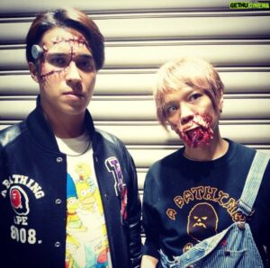 Shintaro Asanuma Instagram - HAPPY HELLOWEEN！
9年前の今日、昴と。

今みたいにハロウィンがそこまでお祭騒ぎじゃない頃。「仮装しないんですか？」ってしつこく言われてました。まがりなりにも演出家である僕としては、パーティーグッズコーナーに売ってるようなコスチュームに血ー付けてみました、じゃ許せなかったんです。だから、やるんなら本気で、ということで数時間かけて特殊メイクしました。楽しかったなあ。昴、この時貸したスタジャン、まだ返してもらってないよ。

#木村昴 #ハロウィン #HELLOWEEN