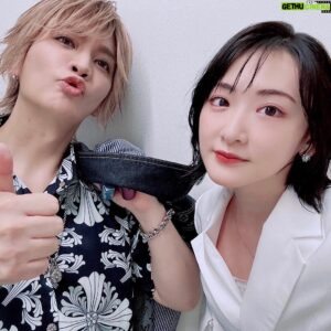 Shintaro Asanuma Instagram - 慣れないアクセと靴と砂浜と変な動きは思いのほか身体に蓄積していたようで、舞台が終わって泥のように寝て、昼過ぎに両足がつって悶絶しながら起きました。両足て。荒い砂による擦り傷と、金属アレルギーによる発疹は、もはやあの作品をやったからこその勲章みたいなものだと思ってます。

すっかりお久しぶりになっちゃいました。昨日、一年半ぶりのbpm本公演「シーサイド・スーサイド」がおかげさまで幕を閉じました。客席がなかなか埋まらないとされる昨今、当日券すら出せないほど満席の公演がいくつもありました。ご来場くださいましたたくさんのお客様、本当に本当にありがとうございます。「行けない」を伝えないでくださった方、お気遣い感謝します。

のづこと野津山幸宏くん。初舞台らしからぬ堂々とした振る舞い。最高の座長でした。ありがとう。生駒ちゃん。孤独な役にまっすぐぶつかって、芝居を、座組を心から楽しんでくれました。それが嬉しくて、スタッフもキャストも、みーんな生駒ちゃんTシャツ着てました。ありがとう。カレンちゃん。圧倒的な存在感と安定感。それでいてまだまだ昇ろうとする。小屋入りしてからの急成長はもはや孫悟飯でした。ありがとう。ケンちゃんことケント・フリックさん。あなたがいてくれたから、この作品は出来ました。他の誰にも出来ない、これ以上ない当て書きです。ハイセンよろしく、想像を具現化してくれてありがとう。

前説とネタであたためてくださった芸人の皆さん。美術セットの砂や流木、ゴミ・汚し、あのシーンの照明の動き、あのシーンの音の方向やタイミング、映像の細かな変化、衣装・メイクへの細かなオーダー…僕のわがままを叶えようと、最後まで動いてくださったスタッフさん。グッズやチケット、会場の案内や楽屋まわりに携わってくれたスタッフさん。その他、この公演に力を貸してくださった皆さん。本当にありがとうございます。

そして、一番出演したかったろうに、スケジュールの関係でかなわず、それでも僕らを、bpmファンを楽しませようと、劇場に颯爽と現れたメンバー・菊地創。カッコよかったよ。本当にありがとう。楽屋に置いたカンペスケッチブックに残してくれたメッセージ、熱かった。意味はわかんなかったけど。「足をぶっ壊せ」って何？　呪い？

もっともっとたくさんの人に感謝の気持ちを伝えたいけれど、このへんで。来年、この「シースー」と関連のある作品を二本、上演します。その時また、ぜひ逢いに来てください。とりあえず、サウナ行ってきます。

#bpmシースー #野津山幸宏 #生駒里奈
#藍染カレン #ケントフリック