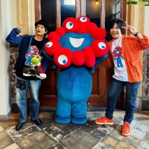 Shintaro Asanuma Instagram - #大阪中央公会堂 で開催されました #中之島アニメBOX「 #王様ジャングル EXTRA 28 #大阪来てな ！SP」にご来場くださった皆様、ご尽力いただいた執事さん、メイドさん、スタッフさん！そして一緒に遊んでくれた岩崎くん、 #ミャクミャク 兄やん、#ポチ王 ！本当にありがとうございました！

途中何度も「これ仕事って言っていいのか？」と疑問を覚えるくらいには、ただただ楽しいひと時でした！

またすぐ大阪来ます。ほなね。

#岩崎諒太 #大阪万博 #大阪来てなキャンペーン