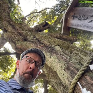 Shintaro Asanuma Instagram - 慣れないアクセと靴と砂浜と変な動きは思いのほか身体に蓄積していたようで、舞台が終わって泥のように寝て、昼過ぎに両足がつって悶絶しながら起きました。両足て。荒い砂による擦り傷と、金属アレルギーによる発疹は、もはやあの作品をやったからこその勲章みたいなものだと思ってます。

すっかりお久しぶりになっちゃいました。昨日、一年半ぶりのbpm本公演「シーサイド・スーサイド」がおかげさまで幕を閉じました。客席がなかなか埋まらないとされる昨今、当日券すら出せないほど満席の公演がいくつもありました。ご来場くださいましたたくさんのお客様、本当に本当にありがとうございます。「行けない」を伝えないでくださった方、お気遣い感謝します。

のづこと野津山幸宏くん。初舞台らしからぬ堂々とした振る舞い。最高の座長でした。ありがとう。生駒ちゃん。孤独な役にまっすぐぶつかって、芝居を、座組を心から楽しんでくれました。それが嬉しくて、スタッフもキャストも、みーんな生駒ちゃんTシャツ着てました。ありがとう。カレンちゃん。圧倒的な存在感と安定感。それでいてまだまだ昇ろうとする。小屋入りしてからの急成長はもはや孫悟飯でした。ありがとう。ケンちゃんことケント・フリックさん。あなたがいてくれたから、この作品は出来ました。他の誰にも出来ない、これ以上ない当て書きです。ハイセンよろしく、想像を具現化してくれてありがとう。

前説とネタであたためてくださった芸人の皆さん。美術セットの砂や流木、ゴミ・汚し、あのシーンの照明の動き、あのシーンの音の方向やタイミング、映像の細かな変化、衣装・メイクへの細かなオーダー…僕のわがままを叶えようと、最後まで動いてくださったスタッフさん。グッズやチケット、会場の案内や楽屋まわりに携わってくれたスタッフさん。その他、この公演に力を貸してくださった皆さん。本当にありがとうございます。

そして、一番出演したかったろうに、スケジュールの関係でかなわず、それでも僕らを、bpmファンを楽しませようと、劇場に颯爽と現れたメンバー・菊地創。カッコよかったよ。本当にありがとう。楽屋に置いたカンペスケッチブックに残してくれたメッセージ、熱かった。意味はわかんなかったけど。「足をぶっ壊せ」って何？　呪い？

もっともっとたくさんの人に感謝の気持ちを伝えたいけれど、このへんで。来年、この「シースー」と関連のある作品を二本、上演します。その時また、ぜひ逢いに来てください。とりあえず、サウナ行ってきます。

#bpmシースー #野津山幸宏 #生駒里奈
#藍染カレン #ケントフリック