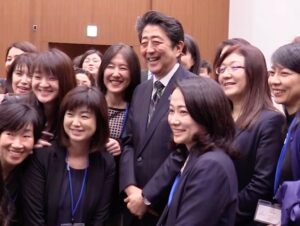 Shinzo Abe Instagram - #repost @kantei
すべての女性が輝く社会づくり本部における#安倍総理 からの#メッセージ

本日、「女性活躍加速のための重点方針2020」を決定しました。
安倍内閣では、発足以来、女性活躍の旗を高く掲げ、保育の受け皿整備、育児休業制度の拡充、コーポレートガバナンス改革などに取り組んだ結果、この7年間で、新たに330万人を超える女性が就業し、Ｍ字カーブの解消が進みました。この間の女性就業率の伸びは、G7諸国の中で最も高くなっています。上場企業の女性役員も、3倍以上に増加しました。
この勢いにさらなる弾みをつけるため、先般、女性活躍推進法を改正し、女性の登用などに関する行動計画の策定義務の対象を拡大したところです。今後、中小企業に対する必要な支援を行う他、男性の育児に伴う休暇・休業の取得促進などにも取り組むことで、女性活躍の輪をさらに広げてまいります。
今回の新型コロナウイルス感染症が経済社会に甚大な影響をもたらす中で、雇用調整助成金の拡充や、ひとり親家庭への支援などの対策を講じているところです。さらには、養育費の履行の確保に向けた法改正の検討をはじめ、困難な状況にある女性の皆さんに対しても、しっかりと支援を行ってまいります。
また、DVの増加、深刻化が懸念されており、電話・メール・SNSなどによる相談体制を強化しています。被害者の気持ちに寄り添いながら、民間シェルターへの支援など、対策を講じます。
性犯罪・性暴力対策については、今回の重点方針において、今後3年間で、集中的に強化することを盛り込みました。刑法などルール面での更なる対応の検討に加え、被害者支援のためのセンター増設や、夜間休日コールセンターの設置、若者が相談しやすいSNS相談などの取組を進めます。
また、性暴力の加害者や被害者にならないための教育を強化していきます。橋本大臣を中心に、関係閣僚は、性犯罪・性暴力の根絶に向けて、各種施策の実現に全力を尽くしてください。
すべての女性が輝く社会の実現に向け、今回策定した重点方針に基づき、各閣僚は、一丸となって取り組んでください。

#女性活躍 #保育の受け皿整備 #育児休業制度 #女性活躍推進法
#womenpowerment #womenleader
2018年#保育園 で#子どもたち と
2019年#女性リーダーのための経営戦略講座 での#集合写真
@shinzoabe