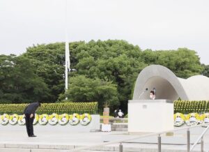 Shinzo Abe Instagram - #repost @kantei
一発の原子爆弾によって、十数万とも言われる尊い命が奪われてから、75年の月日が経ちました。あの時、一瞬で、廃墟と化した広島の街は、先人たちのたゆみない努力によって、世界に名だたる平和都市としてたくましく復興を遂げました。
先ほど、総理大臣として９回目となる式典に参列し、原子爆弾の投下により犠牲となられた数多くの方々の御霊に対し、謹んで、哀悼の誠を捧げました。
我が国は、原子爆弾の恐ろしさ、被爆の悲惨さを、世界に訴えることが出来る唯一の国です。核兵器のない世界を実現するためにも、私達は、原爆の記憶を風化させることなく、国境を越え、世代を超えて継承していく使命を果たさなければならない。その思いを新たにいたしました。

#8月6日 #広島
@shinzoabe