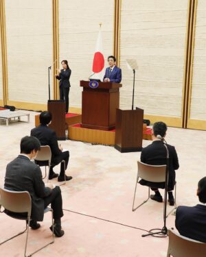 Shinzo Abe Instagram - #repost @kantei
・・・
官邸スタッフです。
安倍総理は本日、緊急事態宣言の対象地域拡大に伴い、記者会見に臨みました。
会見の全文については、写真よりご覧ください。
.
#新型コロナウイルス感染症 #緊急事態宣言 @shinzoabe
