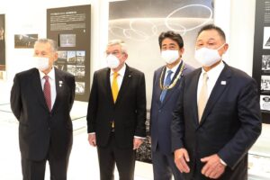 Shinzo Abe Instagram - 本日ＩＯＣトーマス・バッハ会長よりオリンピック・オーダーの最高章にあたる金章をいただきました。
私は本章をオリンピック・ムーブメントに貢献し、倦むことを知らず、ＴＯＫＹＯ２０２０を待ち望み、成功させようと勇んでやまない、すべての日本人になり代わる思いで頂戴いたしました。

#tokyo2020
