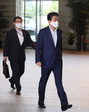 Shinzo Abe Instagram - #repost @kantei
台風第10号の接近を受け、先ほど、官邸にて関係閣僚会議を開催しました。
明日にかけて九州にかなり接近または上陸するおそれがあり、広い地域で、かつてない記録的な大雨・暴風・高波・高潮に最大級の警戒が必要です。
今後の大雨により、川内川、肝属川、五ヶ瀬川、小丸川、大淀川、球磨川において、氾濫等の危険性が高い状況にあるとともに、それ以外の河川においても、十分に警戒する必要があります。大雨による土砂災害のほか、九州や四国、中国地方においては、記録的な高潮となり、大規模な浸水のおそれがあります。
政府として、自治体とも緊密に連携しながら、警察、消防、海上保安庁はもとより、自衛隊も即応態勢を敷いています。
国民の皆様におかれましては、自治体などからの情報に十分注意し、避難を行うなど、命を守る行動を直ちにとっていただくことをお願いします。

#台風10号 ＠shinzoabe