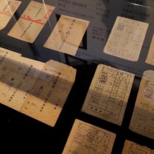 Shinzo Abe Instagram - 昨日、産業遺産情報センターにて長崎県の端島（通称軍艦島）の元島民の皆様とお話しする機会を得ました。世界最大の人口密集率といわれた当時の端島での生活をものがたる様々な資料が展示されておりましたが、その中に台湾出身の徴用工である鄭新発さんが大切に残していた給料袋（給与＋ボーナス）がありました。
鄭新発さんに感謝したいとおもいます。
当時の彼らの労働に対する待遇が本当はどうであったかを物語る貴重な資料です。
いわれなき中傷への反撃はファクトを示す事が一番でしょう。
コロナ禍の中、入場者数が制限されていますが、是非多くの方に来館していただきたいと思います。