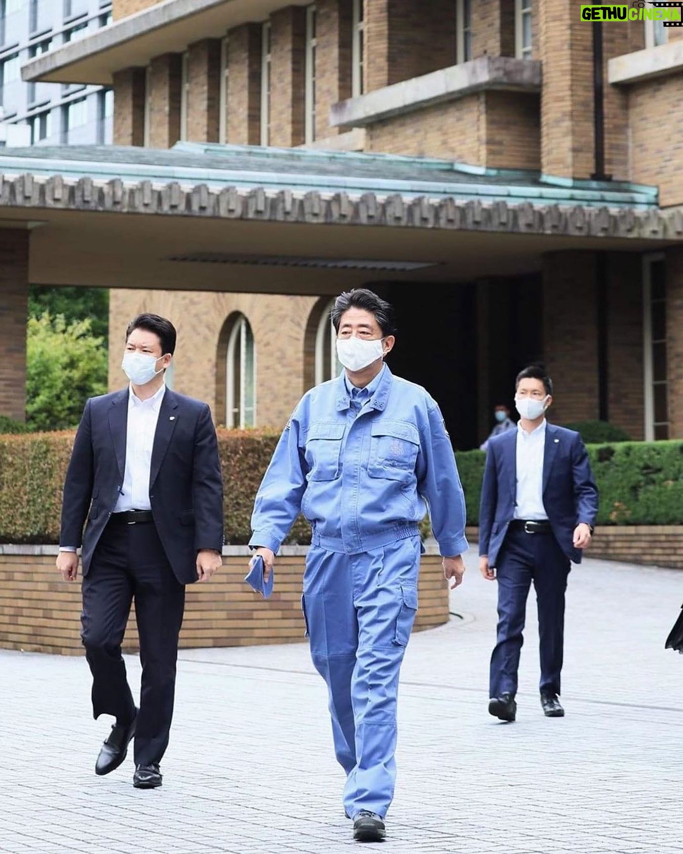 Shinzo Abe - 49.6K Likes - #repost @kantei
官邸スタッフです。
防災の日にあたり、安倍総理も参加し、南海トラフ地震を想定した防災訓練を実施しました。
#防災の日 #9月1日
@shinzoabe