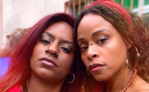 Shirley Cruz Instagram - Não falamos nada, só observamos.
👑
Né amoreca @rorodrigues 
#atriz #serie #series #cidadededeus #patroas #arte
