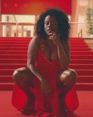 Shirley Cruz Instagram - Fotos motivacionais - Cannes 2019
(Pra mim mesma, mas se te servir receba)

Uma breve história:
Certa vez eu estava no @festivaldecannes na plateia e no final da sessão eu olhei forte para os atores no palco e pensei: “Já já eu volto aqui, mas não vai ser na plateia não”. Eu pensei com força entende? 

Em 2019 lá estava eu celebrando minha participação no filme de @karimainouz 
Não tem nada impossível não gente!
Em tempo… já já eu volto e não vai ser na plateia não 
🎥❤️‍🔥🍾🥂💪🏾🙌🏾🐆
#atriz #cinema #cannes #cannesfilmfestival #fé #filme #festivaldecannes